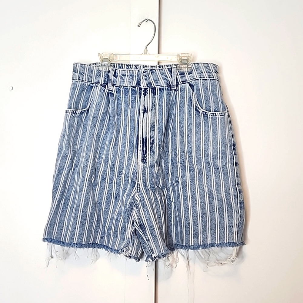 Free People high waisted distressed jean shorts size 31
